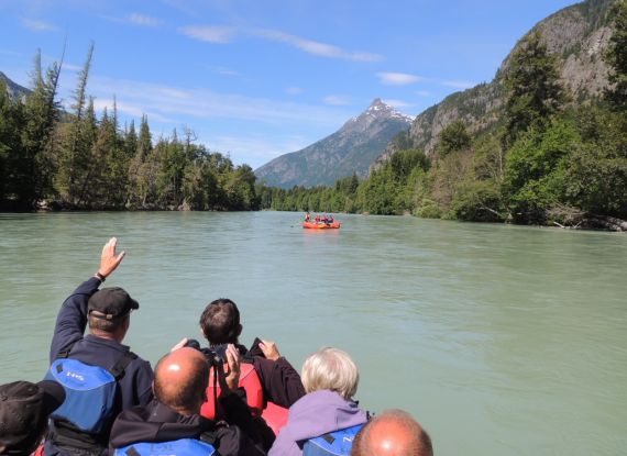 Eco rafting river tour professional gudes bella coola river
